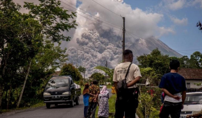 Endonezya’da yanardağ patlamasının ardından 1172 kişi tahliye edildi